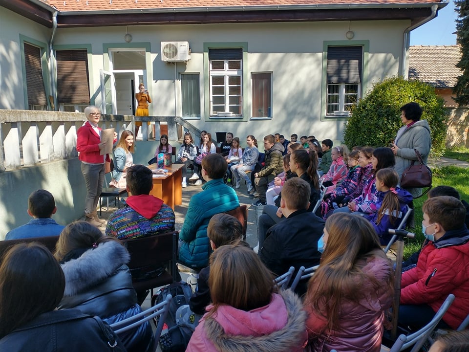 Ivana Nešić održala promociju svojih knjiga u dvorištu biblioteke u Kovinu